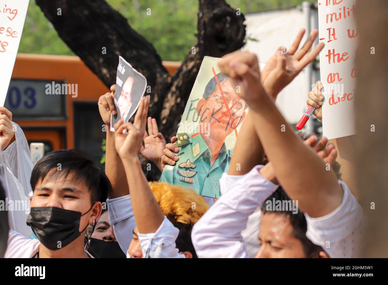 Bangkok, THAILAND - 7. Februar 2021: Demonstranten in Myanmar grüßen mit drei Fingern, um symbolische Gesten vor dem UN-Gebäude zu zeigen, um zu protestieren. Stockfoto Bangkok, THAILAND - 7. Februar 2021: Demonstranten in Myanmar grüßen mit drei Fingern, um symbolische Gesten vor dem UN-Gebäude zu zeigen, um zu protestieren. Stockfoto