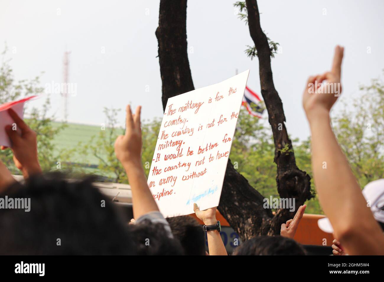 Bangkok, THAILAND - 7. Februar 2021: Demonstranten in Myanmar grüßen mit drei Fingern, um symbolische Gesten vor dem UN-Gebäude zu zeigen, um zu protestieren. Stockfoto Bangkok, THAILAND - 7. Februar 2021: Demonstranten in Myanmar grüßen mit drei Fingern, um symbolische Gesten vor dem UN-Gebäude zu zeigen, um zu protestieren. Stockfoto