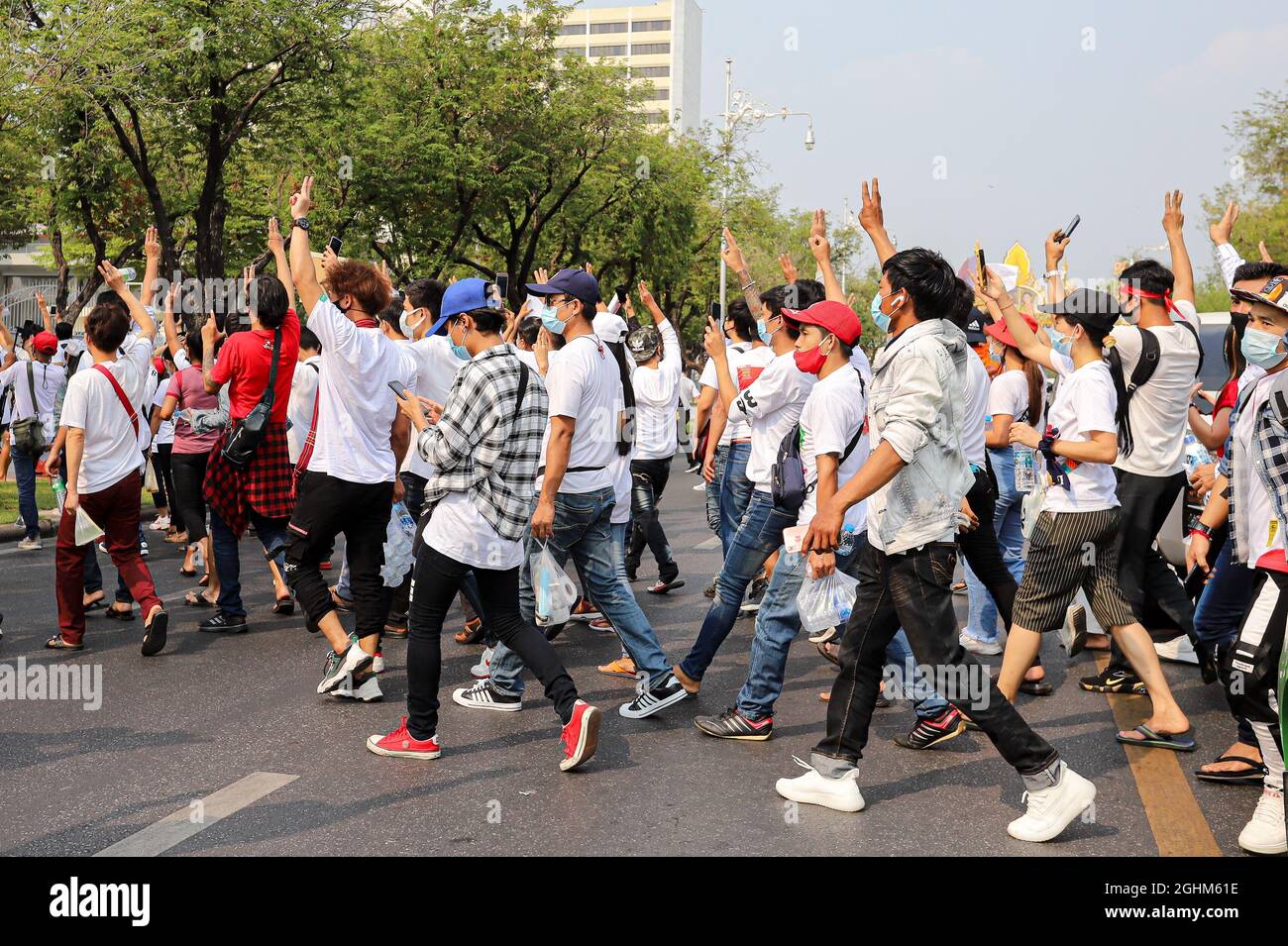 Bangkok, THAILAND - 7. Februar 2021: Demonstranten in Myanmar grüßen mit drei Fingern, um symbolische Gesten vor dem UN-Gebäude zu zeigen, um zu protestieren. Stockfoto Bangkok, THAILAND - 7. Februar 2021: Demonstranten in Myanmar grüßen mit drei Fingern, um symbolische Gesten vor dem UN-Gebäude zu zeigen, um zu protestieren. Stockfoto