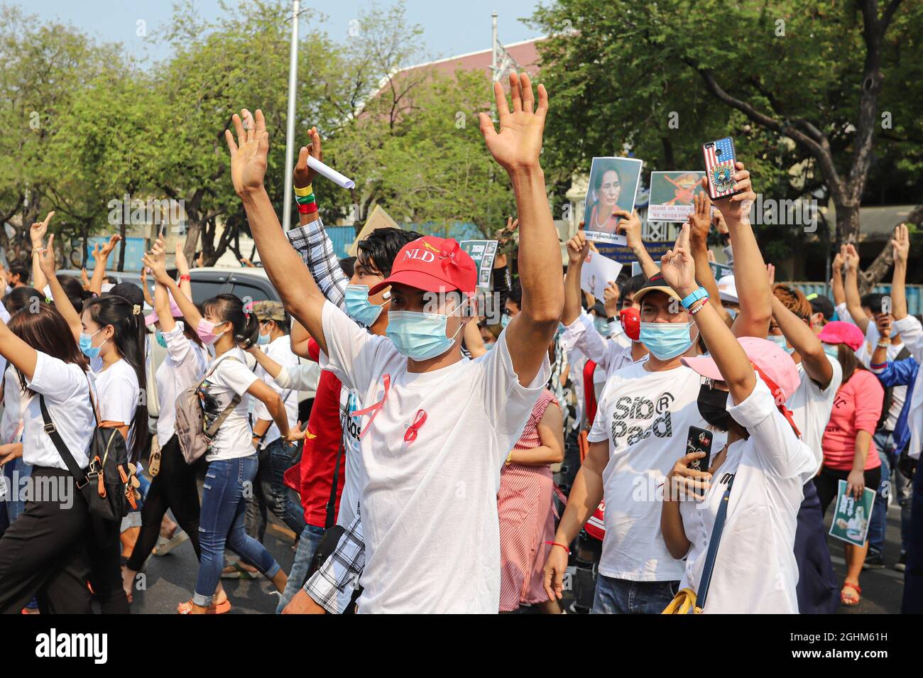 Bangkok, THAILAND - 7. Februar 2021: Demonstranten in Myanmar grüßen mit drei Fingern, um symbolische Gesten vor dem UN-Gebäude zu zeigen, um zu protestieren. Stockfoto Bangkok, THAILAND - 7. Februar 2021: Demonstranten in Myanmar grüßen mit drei Fingern, um symbolische Gesten vor dem UN-Gebäude zu zeigen, um zu protestieren. Stockfoto