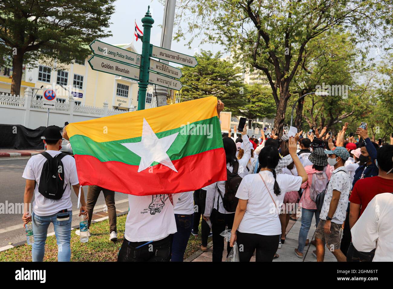 Bangkok, THAILAND - 7. Februar 2021: Demonstranten in Myanmar grüßen mit drei Fingern, um symbolische Gesten vor dem UN-Gebäude zu zeigen, um zu protestieren. Stockfoto Bangkok, THAILAND - 7. Februar 2021: Demonstranten in Myanmar grüßen mit drei Fingern, um symbolische Gesten vor dem UN-Gebäude zu zeigen, um zu protestieren. Stockfoto
