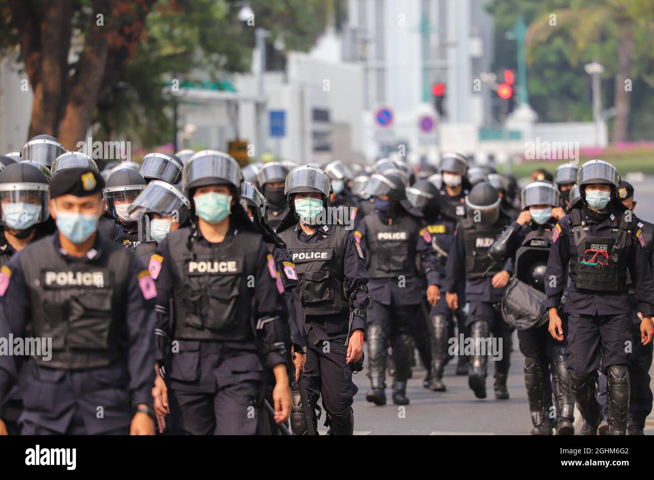 Bangkok, THAILAND - 7. Februar 2021: Die thailändische Polizei nimmt den Bereich vor dem UN-Gebäude von demonstranten in myanmar ein, um gegen das Militär vorzugehen. Stockfoto Bangkok, THAILAND - 7. Februar 2021: Die thailändische Polizei nimmt den Bereich vor dem UN-Gebäude von demonstranten in myanmar ein, um gegen das Militär vorzugehen. Stockfoto