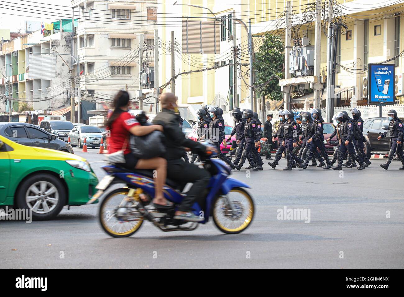 Bangkok, THAILAND - 7. Februar 2021: Die thailändische Polizei nimmt den Bereich vor dem UN-Gebäude von demonstranten in myanmar ein, um gegen das Militär vorzugehen. Stockfoto Bangkok, THAILAND - 7. Februar 2021: Die thailändische Polizei nimmt den Bereich vor dem UN-Gebäude von demonstranten in myanmar ein, um gegen das Militär vorzugehen. Stockfoto