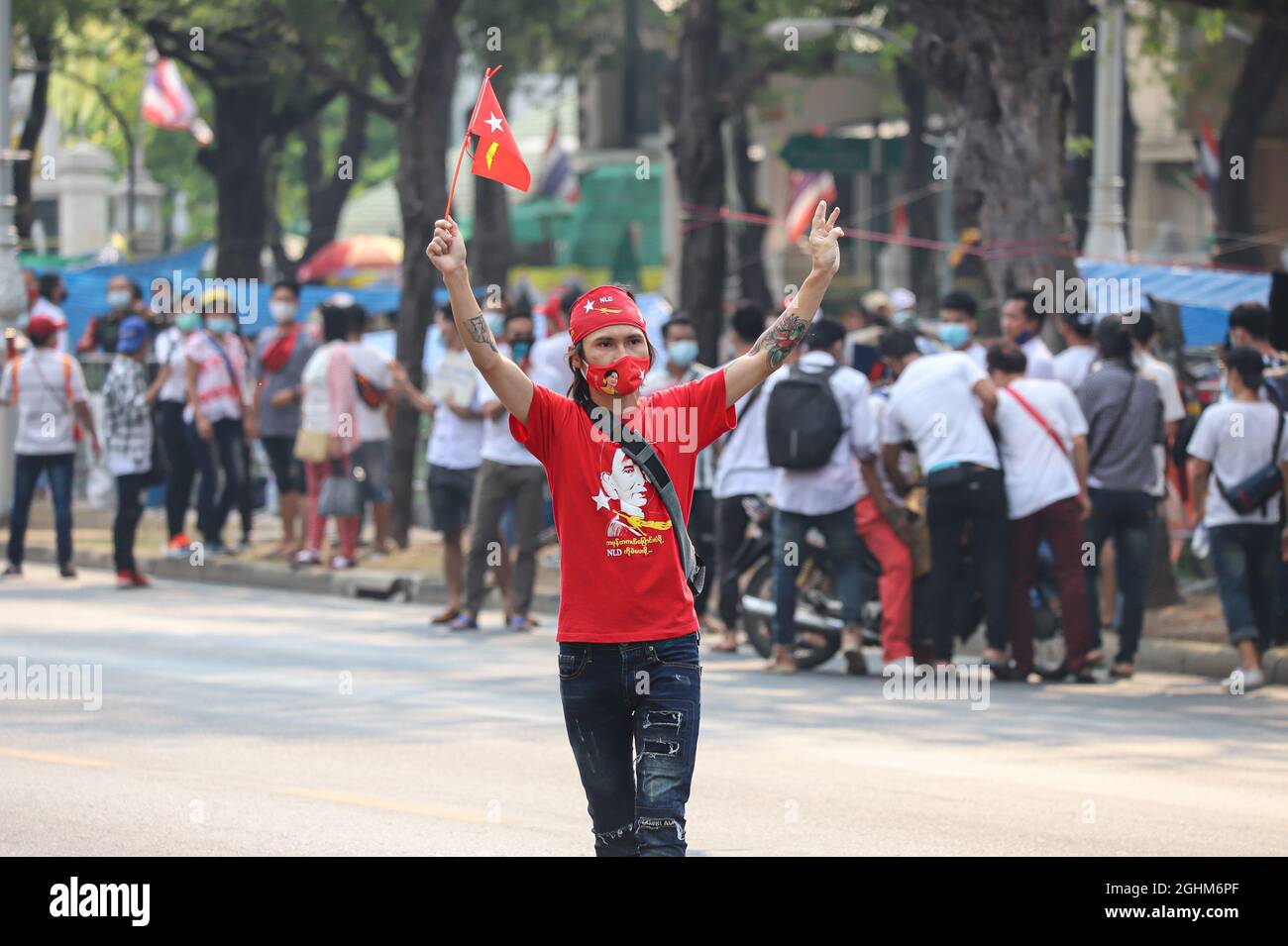 Bangkok, THAILAND - 7. Februar 2021: Demonstranten in Myanmar begrüssen mit drei Fingern die Ratchadamnoen NOK Rd. Mit symbolischen Gesten, um zu protestieren. Stockfoto Bangkok, THAILAND - 7. Februar 2021: Demonstranten in Myanmar begrüssen mit drei Fingern die Ratchadamnoen NOK Rd. Mit symbolischen Gesten, um zu protestieren. Stockfoto