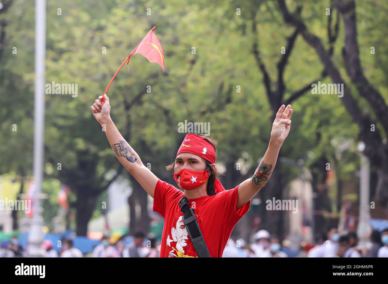 Bangkok, THAILAND - 7. Februar 2021: Demonstranten in Myanmar begrüssen mit drei Fingern die Ratchadamnoen NOK Rd. Mit symbolischen Gesten, um zu protestieren. Stockfoto Bangkok, THAILAND - 7. Februar 2021: Demonstranten in Myanmar begrüssen mit drei Fingern die Ratchadamnoen NOK Rd. Mit symbolischen Gesten, um zu protestieren. Stockfoto