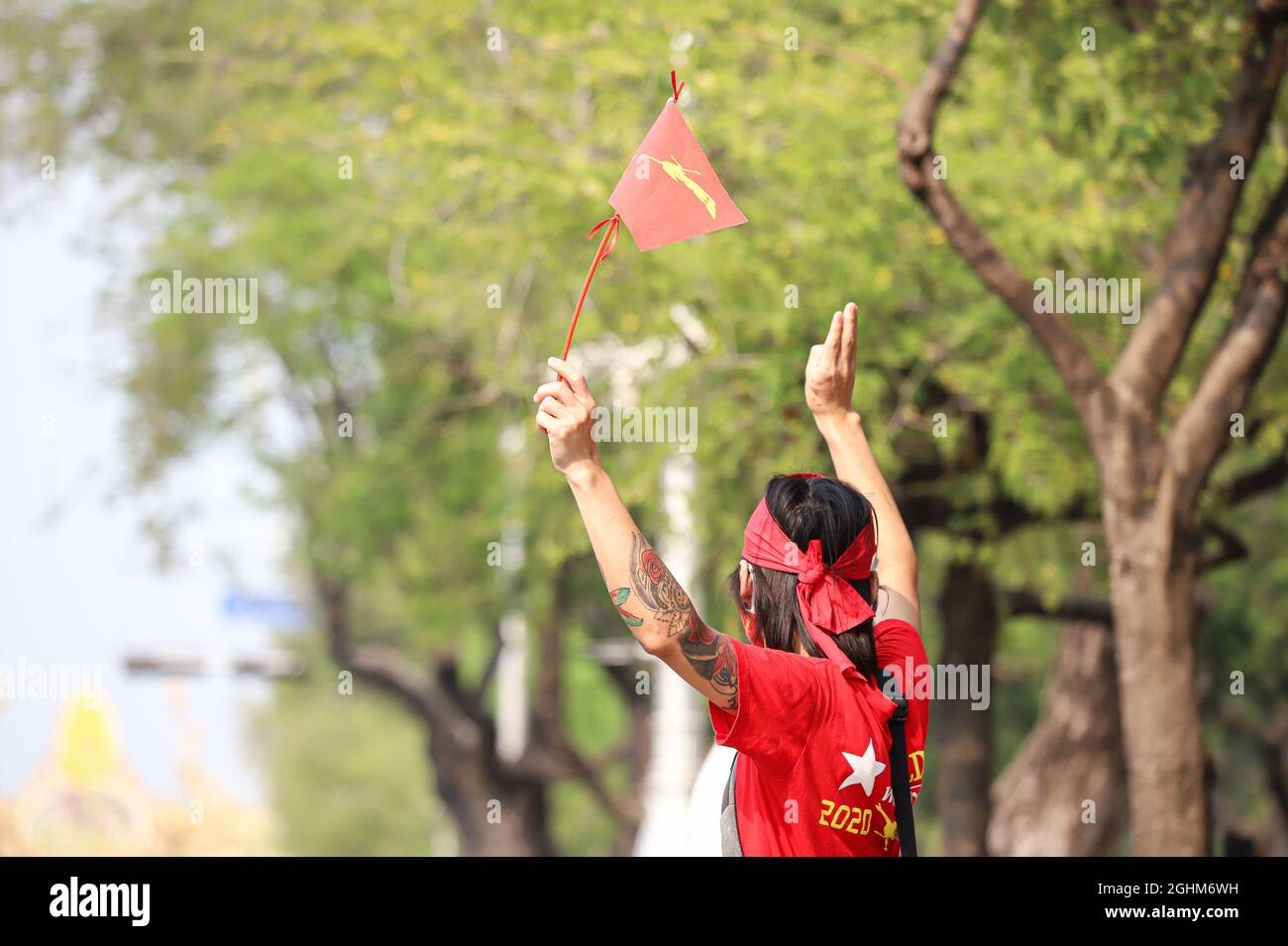 Bangkok, THAILAND - 7. Februar 2021: Demonstranten in Myanmar begrüssen mit drei Fingern die Ratchadamnoen NOK Rd. Mit symbolischen Gesten, um zu protestieren. Stockfoto Bangkok, THAILAND - 7. Februar 2021: Demonstranten in Myanmar begrüssen mit drei Fingern die Ratchadamnoen NOK Rd. Mit symbolischen Gesten, um zu protestieren. Stockfoto