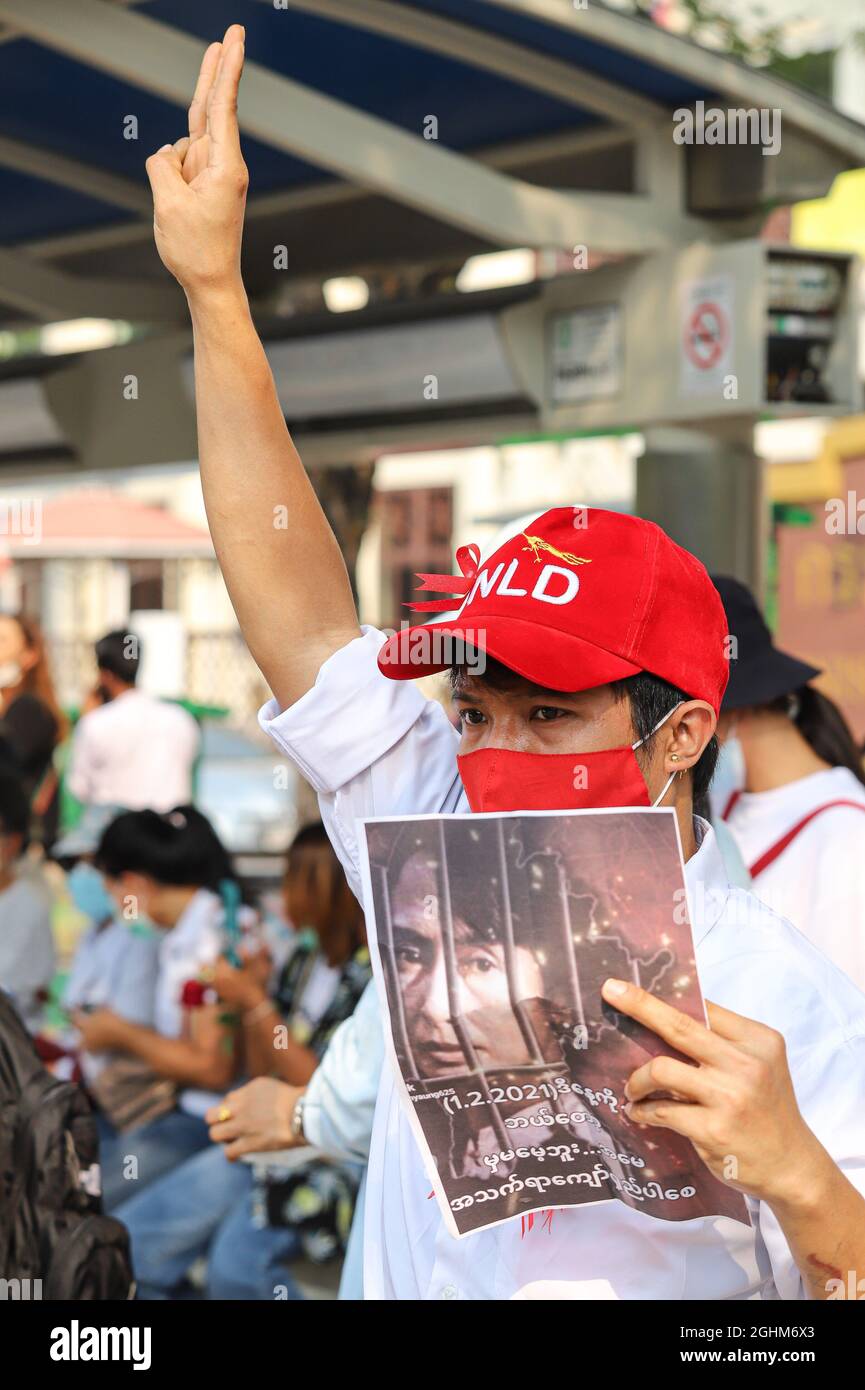 Bangkok, THAILAND - 7. Februar 2021: Demonstranten in Myanmar begrüssen mit drei Fingern die Ratchadamnoen NOK Rd. Mit symbolischen Gesten, um zu protestieren. Stockfoto Bangkok, THAILAND - 7. Februar 2021: Demonstranten in Myanmar begrüssen mit drei Fingern die Ratchadamnoen NOK Rd. Mit symbolischen Gesten, um zu protestieren. Stockfoto
