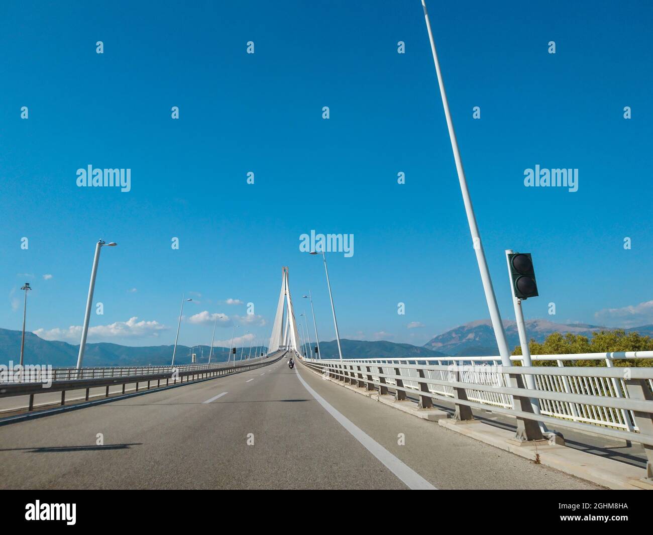 Fahren der Rion-Antirion Brücke auf der Autobahn in Patras Stadt, Griechenland. Hängebrücke über den Golf von Korinth. Die zweitlängste Brücke mit Kabelgestabeung. Sunn Stockfoto