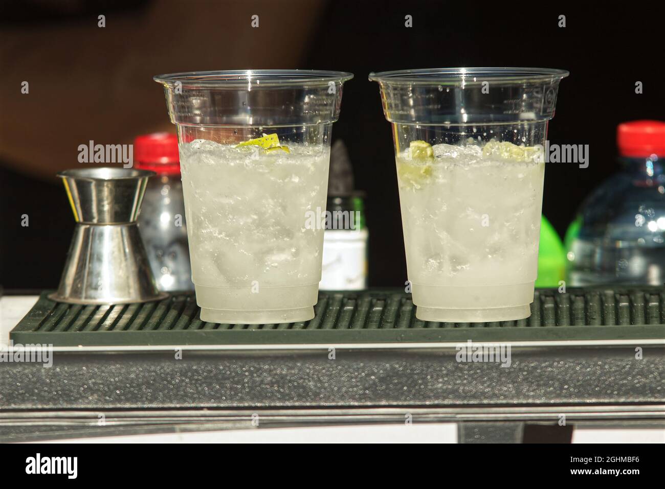 Verkaufsstand für alkoholische und alkoholfreie Getränke auf dem Bauernmarkt in Prag Stockfoto