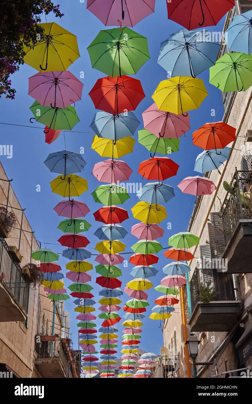 Bunte Regenschirme, die unter blauem Himmel im Nahalat Shiv'a-Bezirk,  Jerusalem, Israel, hängen Stockfotografie - Alamy