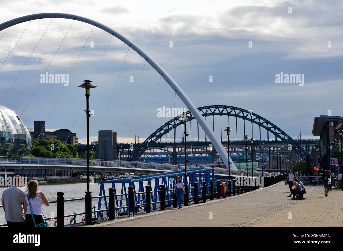 NEWCASTLE. TYNE und WEAR. ENGLAND. 06-24-21. Die Quayside am Tyne mit der Tyne Bridge, Swing Bridge, der High Level Bridge und der Metro Bridge Stockfoto