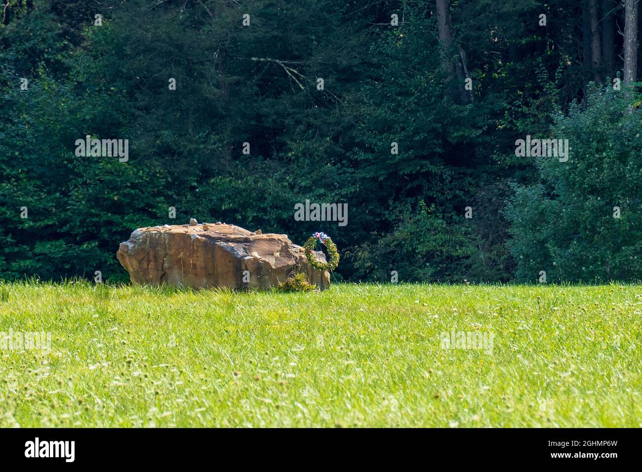 Shanksville, PA - 6. September 2021: Dieser Felsblock markiert den allgemeinen Standort der Einschlagsstelle von Flug 93 am 11. September 2001. Stockfoto