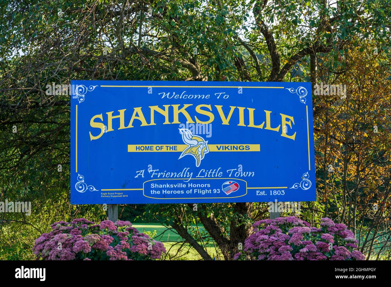 Shanksville, PA - 6. September 2021: Willkommen in Shanksville Zeichen mit "Shanksville ehrt die Helden von Flug 93" und Heimat der Wikinger. Stockfoto