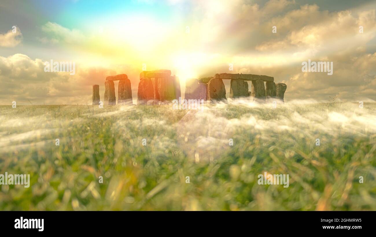 Wunderschöner Sonnenaufgang oder Sonnenuntergang über dem weltberühmten Stonehenge mit sanft geschwungenen Nebelschwaden. Magisches Stimmungsgefühl mit goldenen Farben Stockfoto