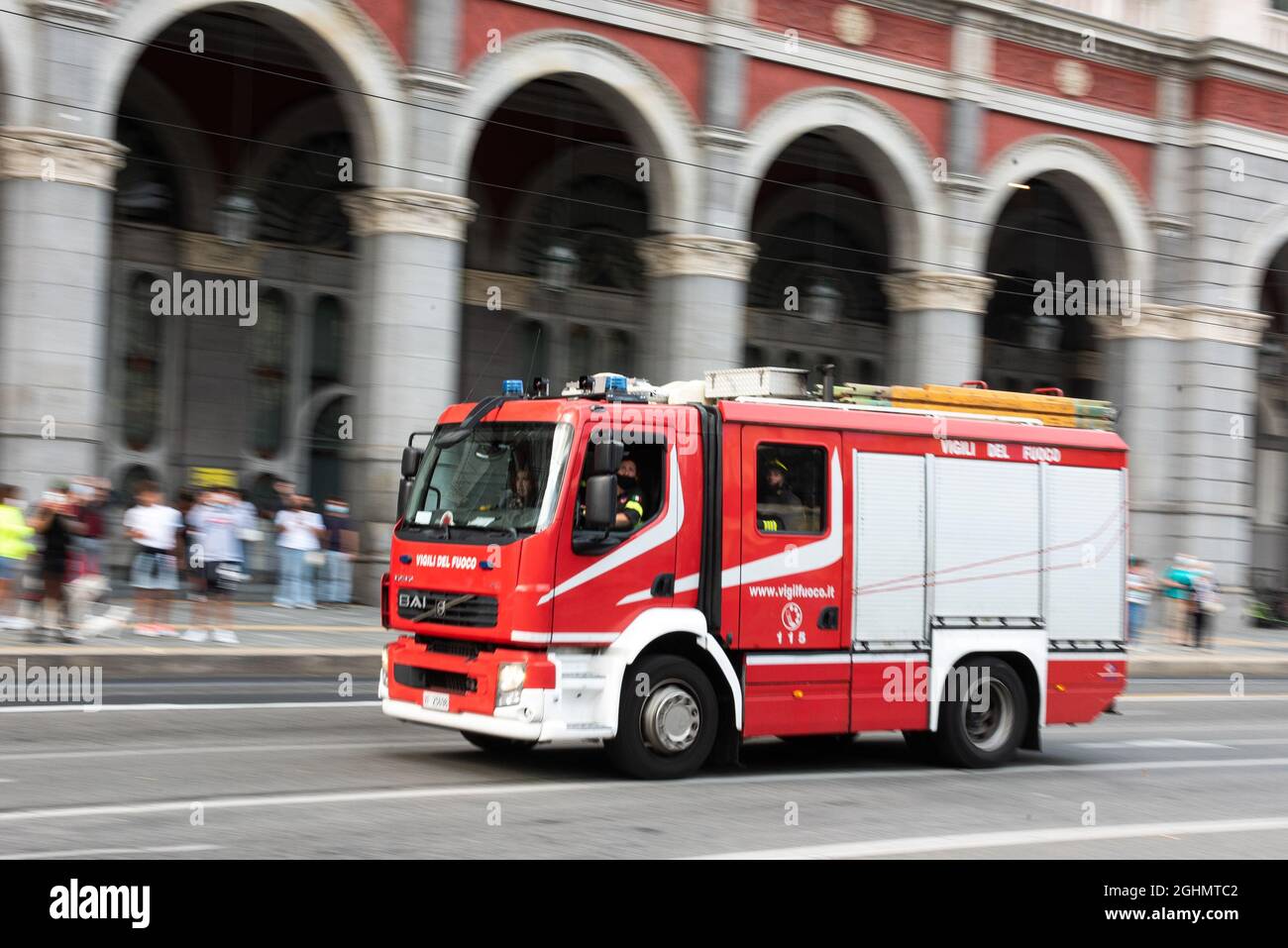 Das Feuer in Turin zerstört den historischen Palast gegenüber dem Bahnhof Porta Nuova. Feuerwehrleute werden aktiviert und arbeiten unaufhörlich daran, sie zu kontrollieren. Stockfoto