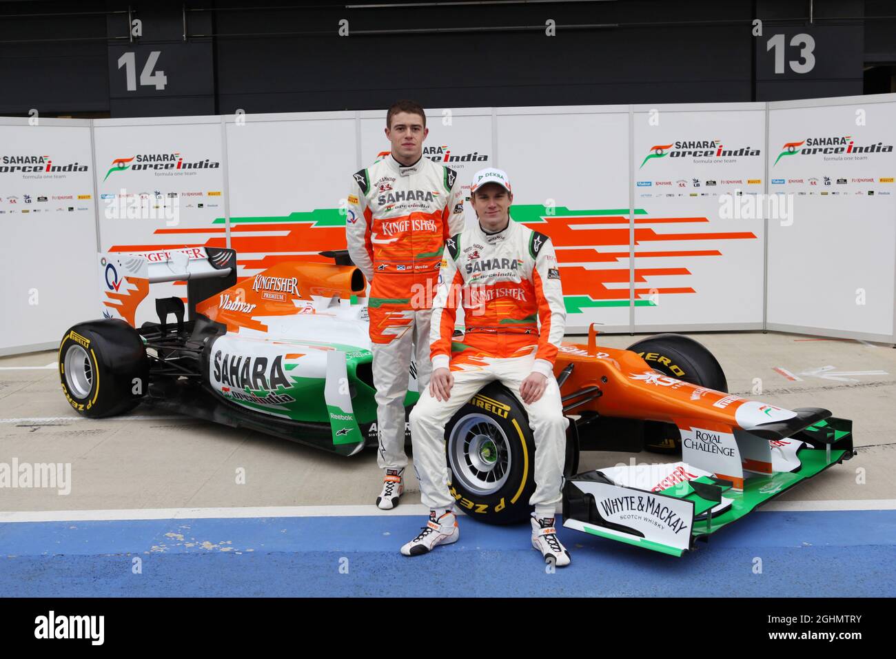 03.02.2012 Silverstone, England, Nico Hulkenberg (GER) und Paul di Resta (GBR) – Sahara Force India Formel-1-Team VJM05 startet Stockfoto