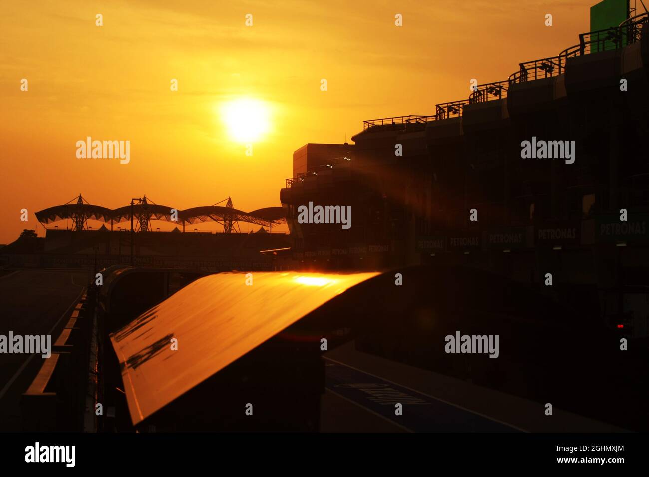 Die Sonne untergeht über der Strecke. 22.03.2012. Formel-1-Weltmeisterschaft, Rd 2, Großer Preis Von Malaysia, Sepang, Malaysia, Donnerstag Stockfoto