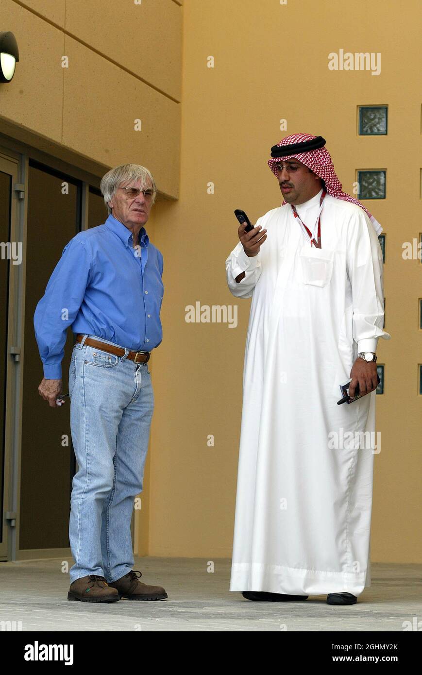 Bernie Ecclestone, GBR mit Sheikh Mohamed Al Khalifa, Onkel des Königs von Bahrain, Formel-1-Weltmeisterschaft, Rd 3, Bahrain Grand Prix, BHR Stockfoto
