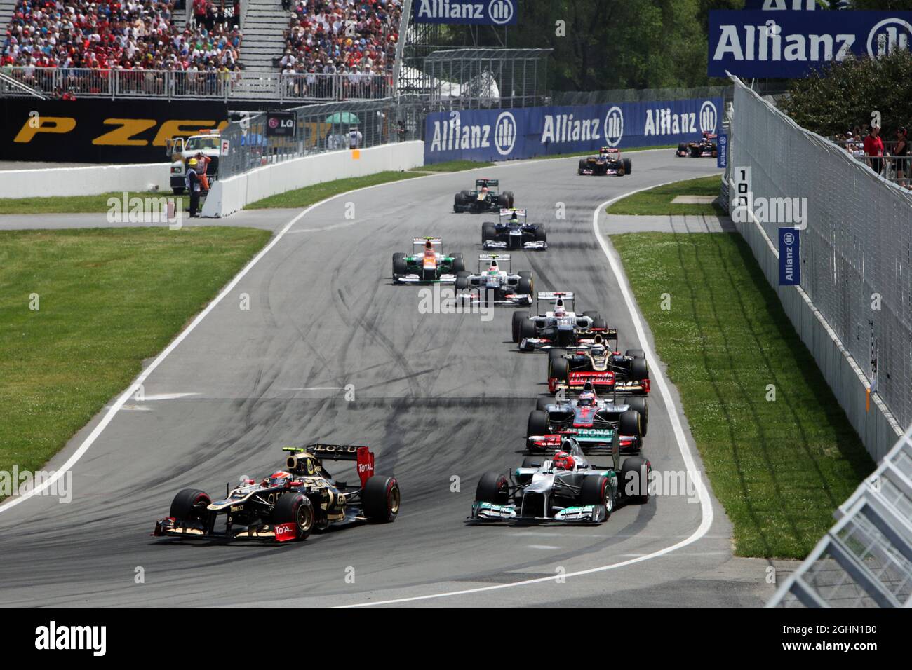 Romain Grosjean (FRA) Lotus F1 E20 und Michael Schumacher (GER) Mercedes AMG F1 W03 zum Start des Rennens. 10.06.2012. Formel-1-Weltmeisterschaft, Rd 7, Großer Preis Von Kanada, Montreal, Kanada, Race Day - www.xpbimages.com, E-Mail: requests@xpbimages.com - Kopie der Veröffentlichung für gedruckte Bilder erforderlich. Jedes verwendete Bild ist gebührenpflichtig. â© Copyright: Batchelor/ XPB Images Stockfoto