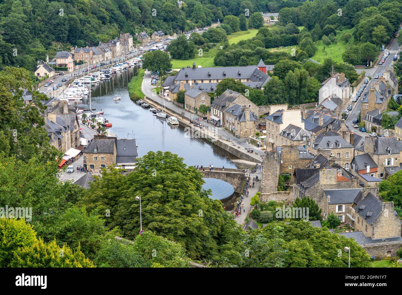 Der Hafen in Dinan von oben gesehen, Bretagne, Frankreich | Blick auf den Hafen von Dinan, Bretagne, Frankreich Stockfoto