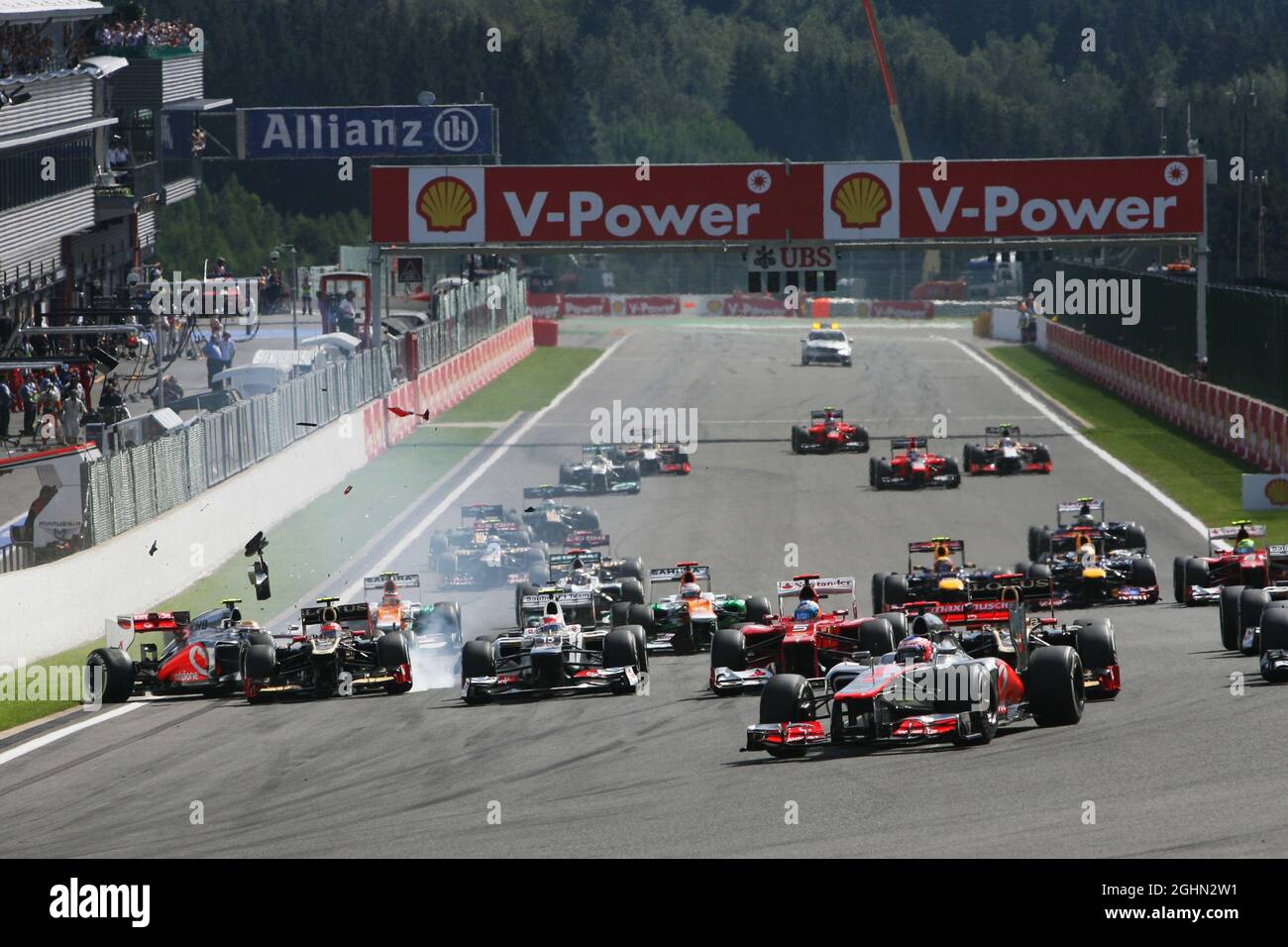 Jenson Button (GBR) McLaren MP4/27 führt zu Beginn des Rennens an, da es zu einem Crash mit Lewis Hamilton (GBR) McLaren MP4/27 und Romain Grosjean (FRA) Lotus F1 E20 kommt. 02.09.2012. Formel-1-Weltmeisterschaft, Rd 12, Großer Preis Von Belgien, Spa Francorchamps, Belgien, Wettkampftag Stockfoto