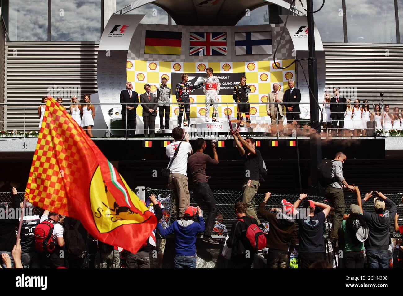 Fans dringen während des Podiums auf die Strecke ein. 02.09.2012. Formel-1-Weltmeisterschaft, Rd 12, Großer Preis Von Belgien, Spa Francorchamps, Belgien, Wettkampftag Stockfoto