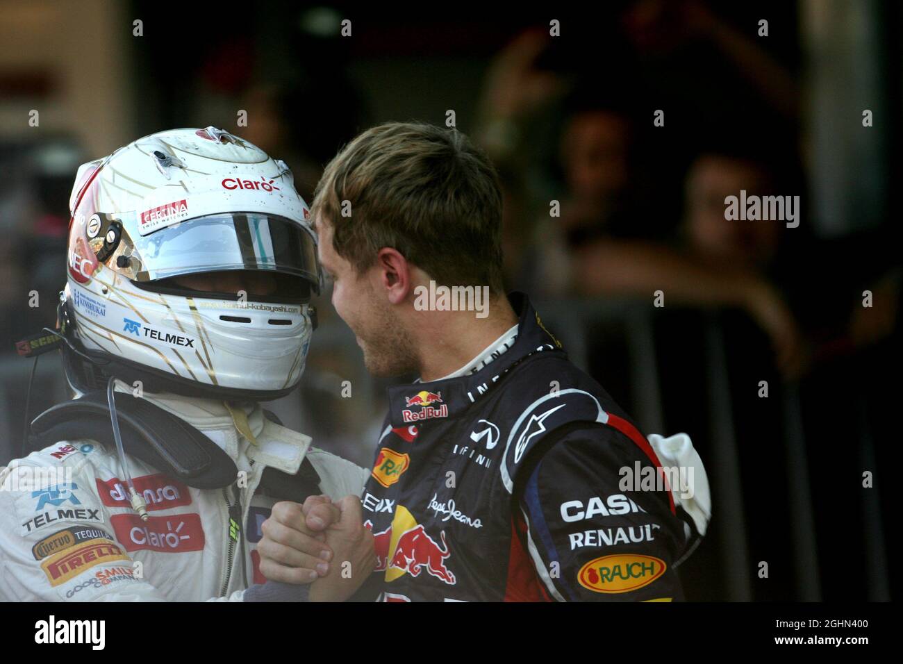 Kamui Kobayashi (JAP), sauber F1 Team und Sebastian Vettel (GER), Red Bull Racing 07.10.2012. Formel-1-Weltmeisterschaft, Rd 15, Großer Preis Von Japan, Suzuka, Japan, Wettkampftag Stockfoto