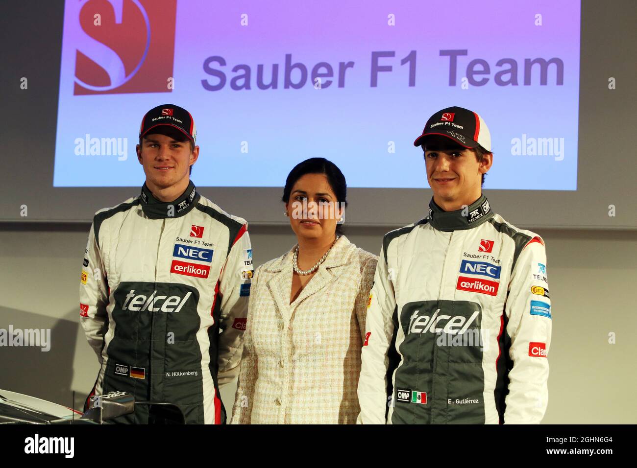 (L bis R): Nico Hulkenberg (GER) sauber mit Monisha Kaltenborn (AUT) sauber Teamchef und Esteban Gutierrez (MEX) sauber. 02.02.2013. Sauber C32 Launch, Hinwil, Schweiz. Stockfoto