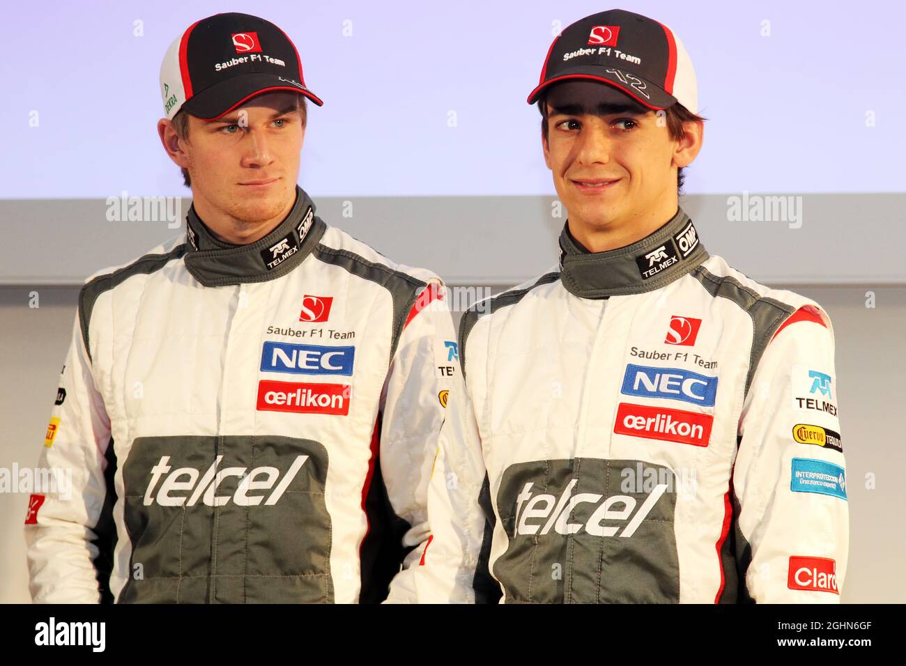 (L bis R): Nico Hulkenberg (GER) sauber und Teamkollege Esteban Gutierrez (MEX) sauber. 02.02.2013. Sauber C32 Launch, Hinwil, Schweiz. Stockfoto