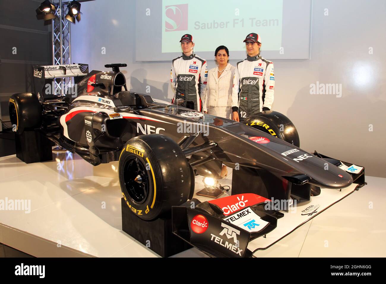 Mit dem neuen sauber C32 (L bis R): Nico Hulkenberg (GER) sauber mit Monisha Kaltenborn (AUT) sauber Teamchef und Teamkollege Esteban Gutierrez (MEX) sauber. 02.02.2013. Sauber C32 Launch, Hinwil, Schweiz. Stockfoto