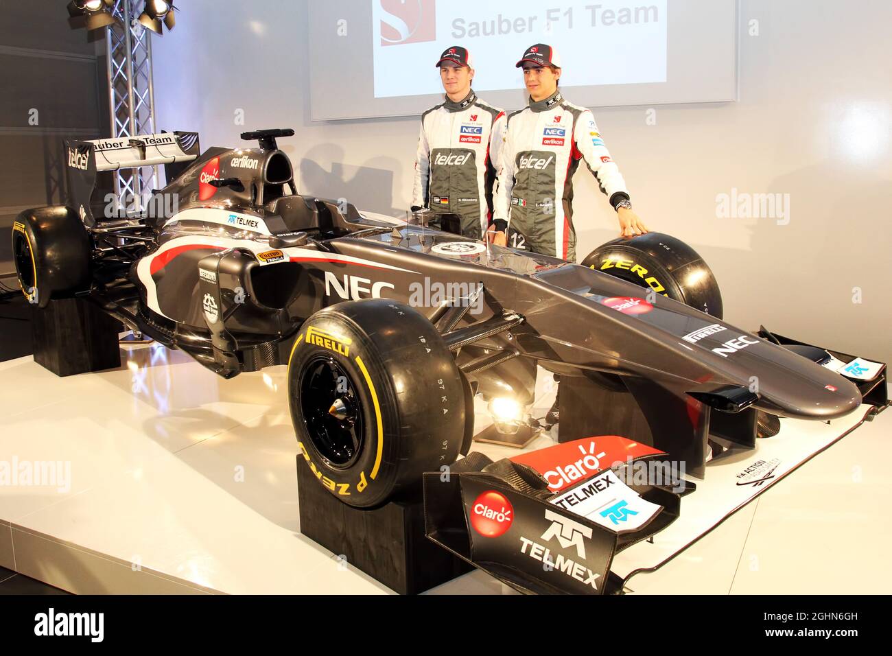 (L bis R): Nico Hulkenberg (GER) sauber und Teamkollege Esteban Gutierrez (MEX) sauber mit dem neuen sauber C32. 02.02.2013. Sauber C32 Launch, Hinwil, Schweiz. Stockfoto