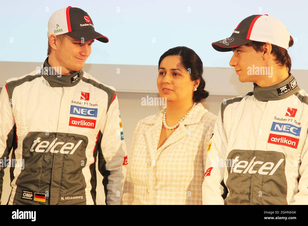 (L bis R): Nico Hulkenberg (GER) sauber mit Monisha Kaltenborn (AUT) sauber Teamchef und Teamkollege Esteban Gutierrez (MEX) sauber. 02.02.2013. Sauber C32 Launch, Hinwil, Schweiz. Stockfoto