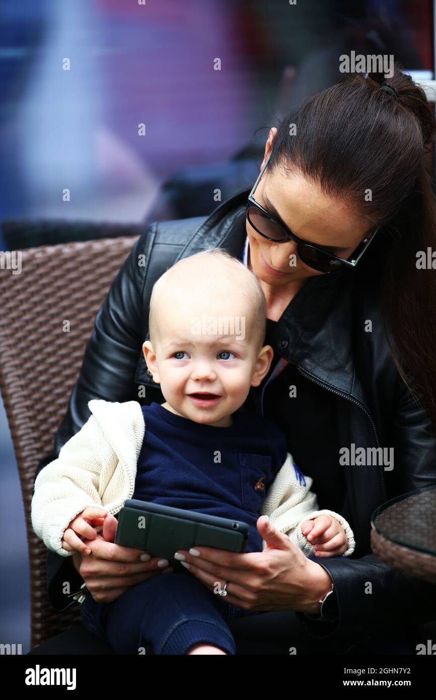 Minttu Virtanen (FIN), Ehefrau von Kimi Räikkönen (FIN) Ferrari, mit ihrem kleinen Sohn Robin. 30.04.2016. Formel-1-Weltmeisterschaft, Rd 4, Großer Preis Von Russland, Sotschi-Autodrom, Sotschi, Russland, Qualifying Day. Bildnachweis sollte lauten: XPB/Press Association Images. Stockfoto