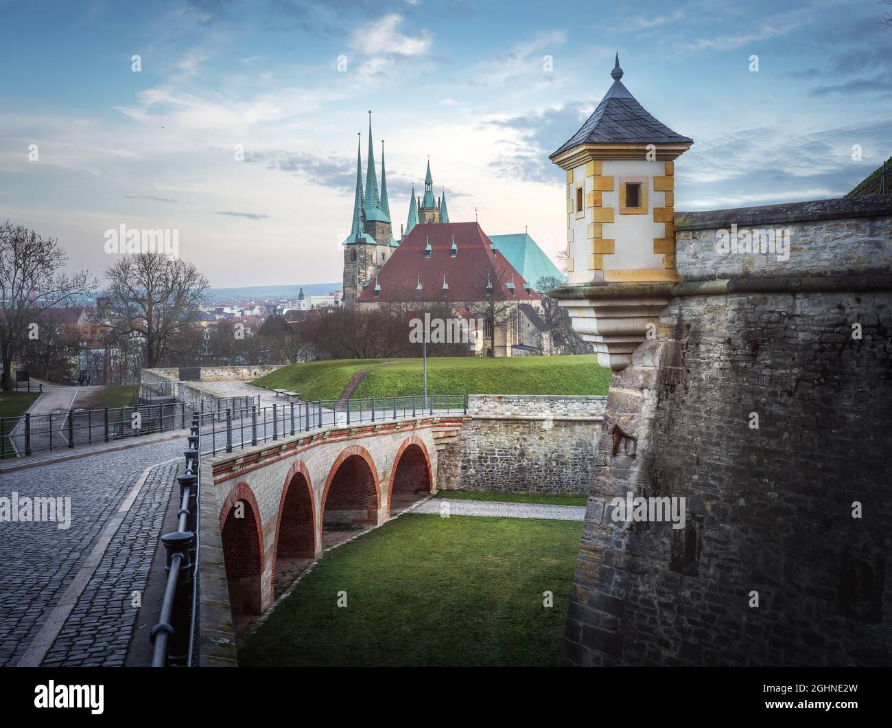 St. Severus Kirche (Severikirche) und Zitadelle Petersberg - Erfurt, Thüringen, Deutschland Stockfoto