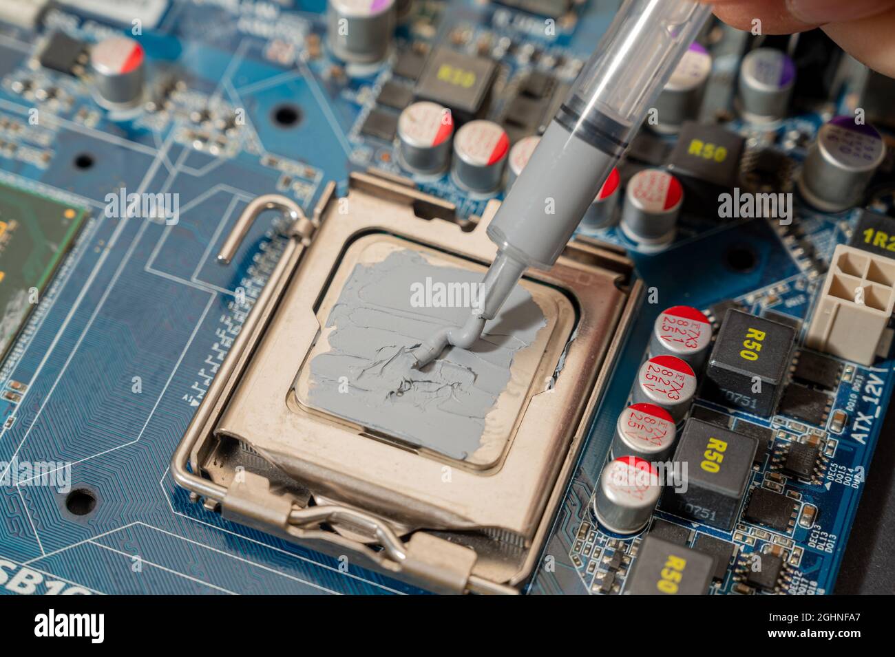 Nahaufnahme Wärmeleitpaste auf cpu-Chip im Mainboard-Computer Stockfoto
