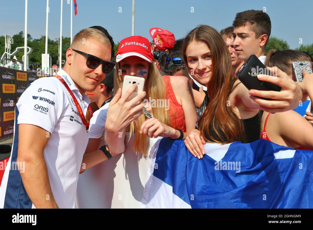 Valtteri Bottas (FIN) Williams mit Fans. 23.07.2016. Formel 1 Weltmeisterschaft, Rd 11, Großer Preis Von Ungarn, Budapest, Ungarn, Qualifizierender Tag. Bildnachweis sollte lauten: XPB/Press Association Images. Stockfoto