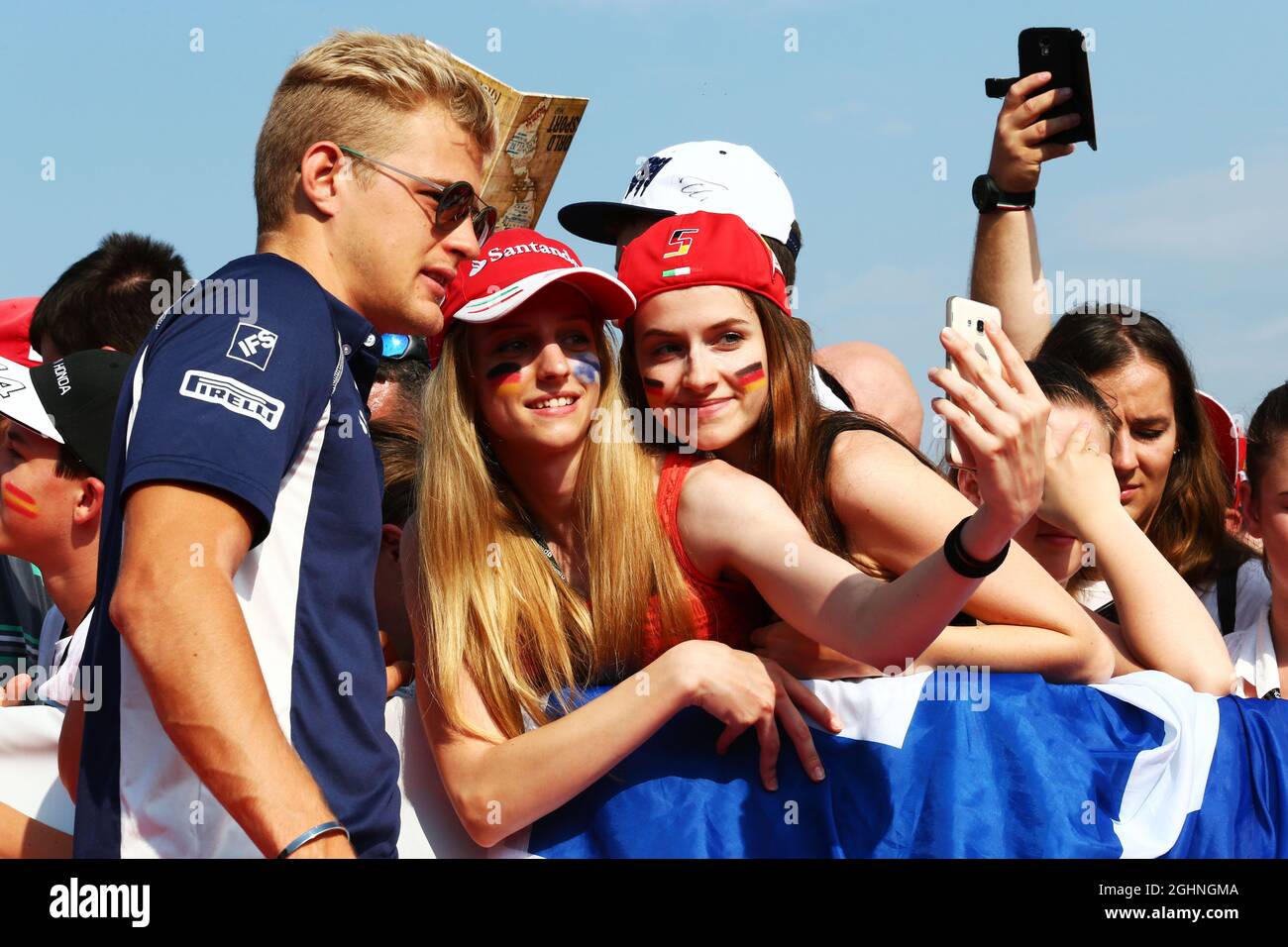 Marcus Ericsson (SWE) sauber F1 Team mit Fans. 23.07.2016. Formel 1 Weltmeisterschaft, Rd 11, Großer Preis Von Ungarn, Budapest, Ungarn, Qualifizierender Tag. Bildnachweis sollte lauten: XPB/Press Association Images. Stockfoto