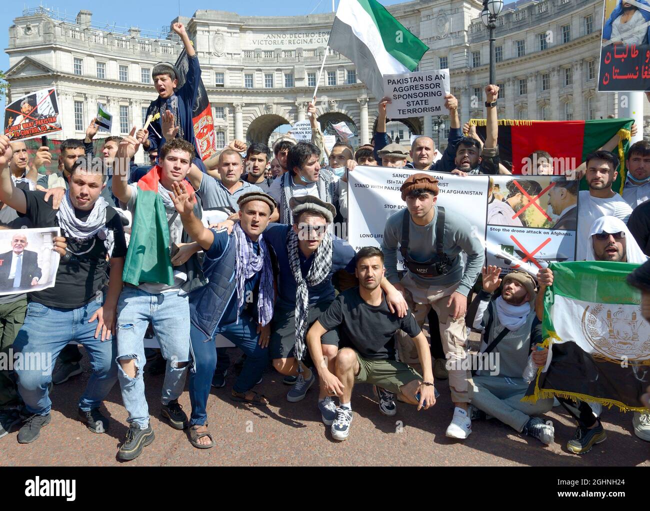 London, Großbritannien. September 2021. Afghanen versammeln sich in großer Zahl vor der Downing Street, bevor sie durch das Zentrum von London marschieren, um gegen die Situation in Afghanistan und das, was sie als Beteiligung der pakistanischen Regierungen ansehen, zu protestieren. Quelle: Phil Robinson/Alamy Live News Stockfoto