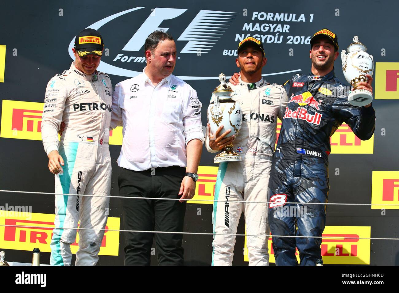 Das Podium (L bis R): Nico Rosberg (GER) Mercedes AMG F1, Zweiter; Ron Meadows (GBR) Mercedes GP Team Manager; Lewis Hamilton (GBR) Mercedes AMG F1, Rennsieger; Daniel Ricciardo (AUS) Red Bull Racing, Dritter. 24.07.2016. Formel 1 Weltmeisterschaft, Rd 11, Großer Preis Von Ungarn, Budapest, Ungarn, Wettkampftag. Bildnachweis sollte lauten: XPB/Press Association Images. Stockfoto