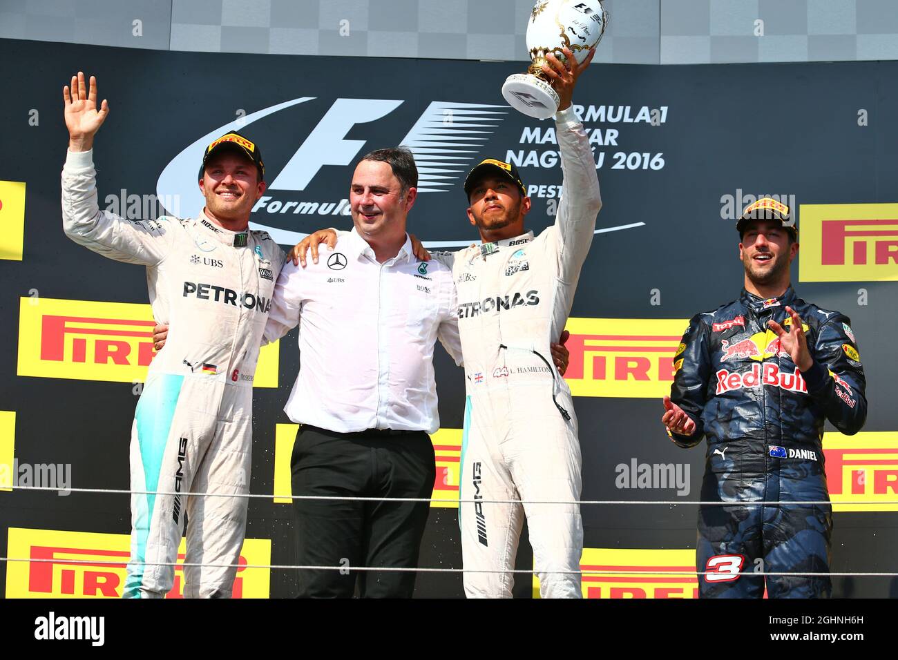 Das Podium (L bis R): Nico Rosberg (GER) Mercedes AMG F1, Zweiter; Ron Meadows (GBR) Mercedes GP Team Manager; Lewis Hamilton (GBR) Mercedes AMG F1, Rennsieger; Daniel Ricciardo (AUS) Red Bull Racing, Dritter. 24.07.2016. Formel 1 Weltmeisterschaft, Rd 11, Großer Preis Von Ungarn, Budapest, Ungarn, Wettkampftag. Bildnachweis sollte lauten: XPB/Press Association Images. Stockfoto