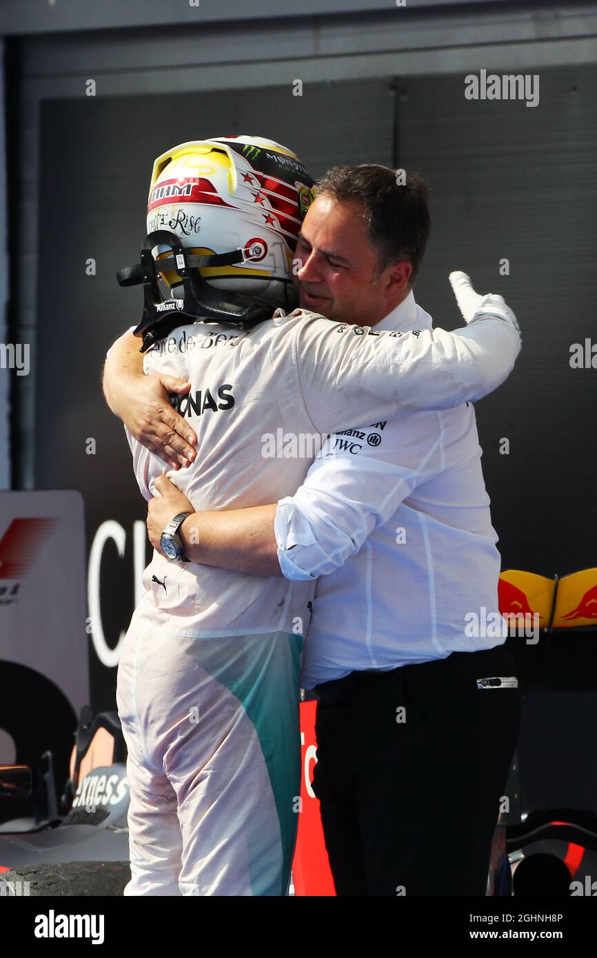 Rennsieger Lewis Hamilton (GBR) Mercedes AMG F1 feiert in Parc Ferme mit Ron Meadows (GBR) Mercedes GP Team Manager. 24.07.2016. Formel 1 Weltmeisterschaft, Rd 11, Großer Preis Von Ungarn, Budapest, Ungarn, Wettkampftag. Bildnachweis sollte lauten: XPB/Press Association Images. Stockfoto