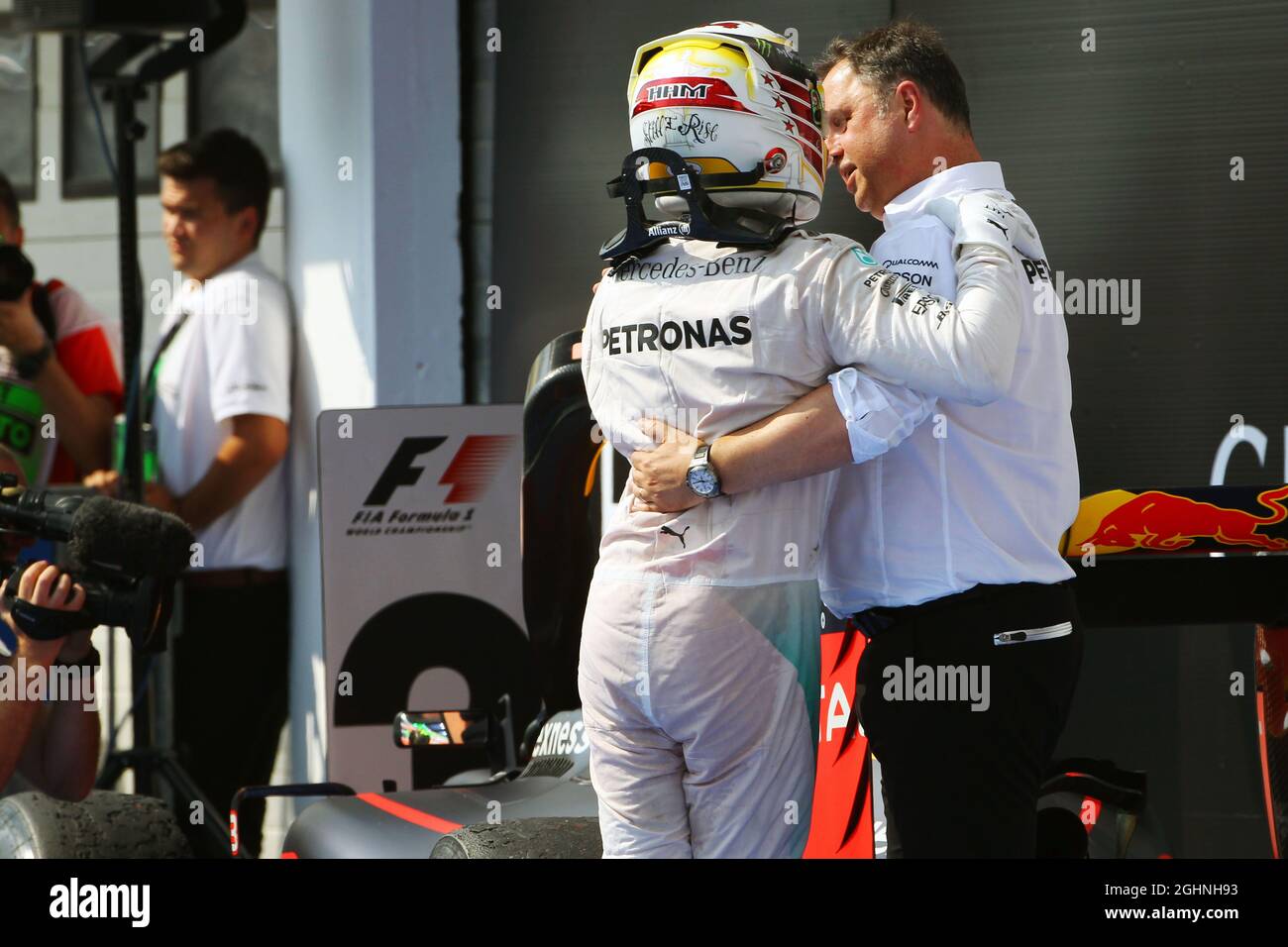 Rennsieger Lewis Hamilton (GBR) Mercedes AMG F1 feiert in Parc Ferme mit Ron Meadows (GBR) Mercedes GP Team Manager. 24.07.2016. Formel 1 Weltmeisterschaft, Rd 11, Großer Preis Von Ungarn, Budapest, Ungarn, Wettkampftag. Bildnachweis sollte lauten: XPB/Press Association Images. Stockfoto