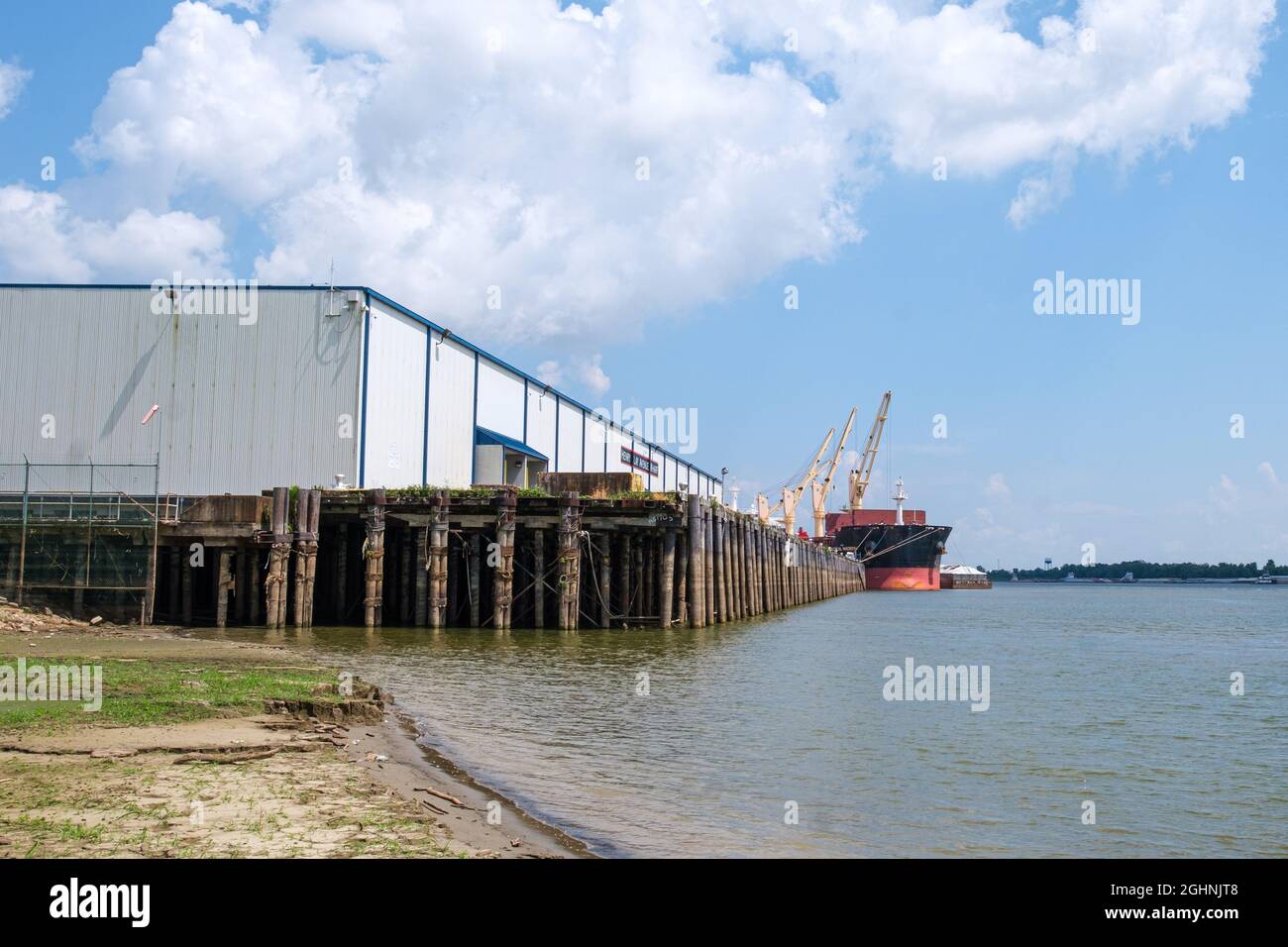 NEW ORLEANS, LA, USA - 25. AUGUST 2021: Henry Clay Avenue Wharf am Mississippi River Stockfoto