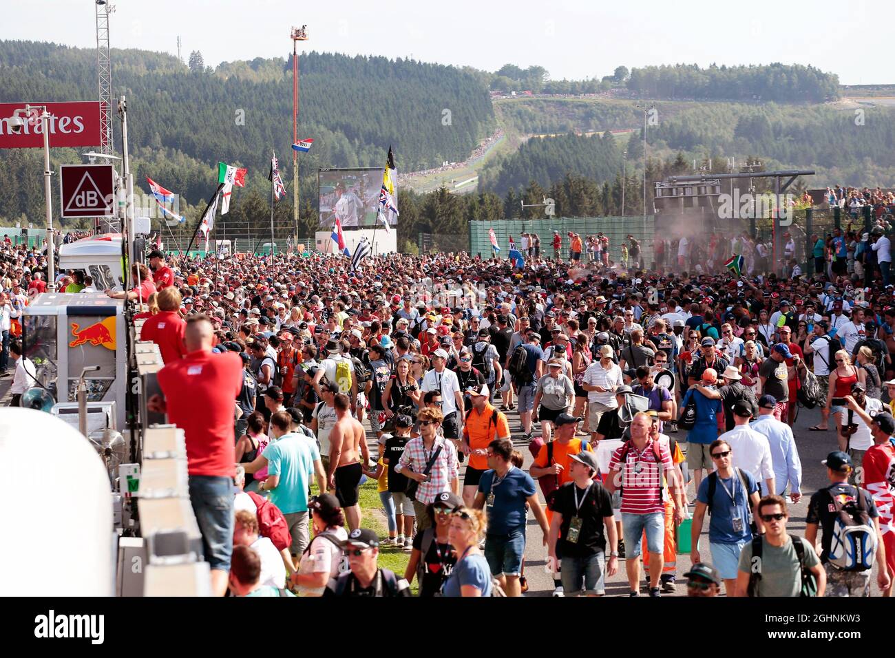 Fans dringen am Ende des Rennens in die Rennstrecke ein. 28.08.2016. Formel-1-Weltmeisterschaft, Rd 13, Großer Preis Von Belgien, Spa Francorchamps, Belgien, Wettkampftag. Bildnachweis sollte lauten: XPB/Press Association Images. Stockfoto