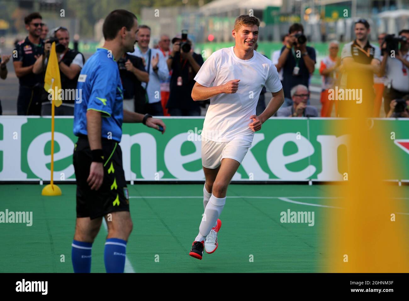 Max Verstappen (NLD) Red Bull Racing beim gemeinnützigen Fußballspiel 5 pro Mannschaft. 01.09.2016. Formel 1 Weltmeisterschaft, Rd 14, Großer Preis Von Italien, Monza, Italien, Tag Der Vorbereitung. Bildnachweis sollte lauten: XPB/Press Association Images. Stockfoto