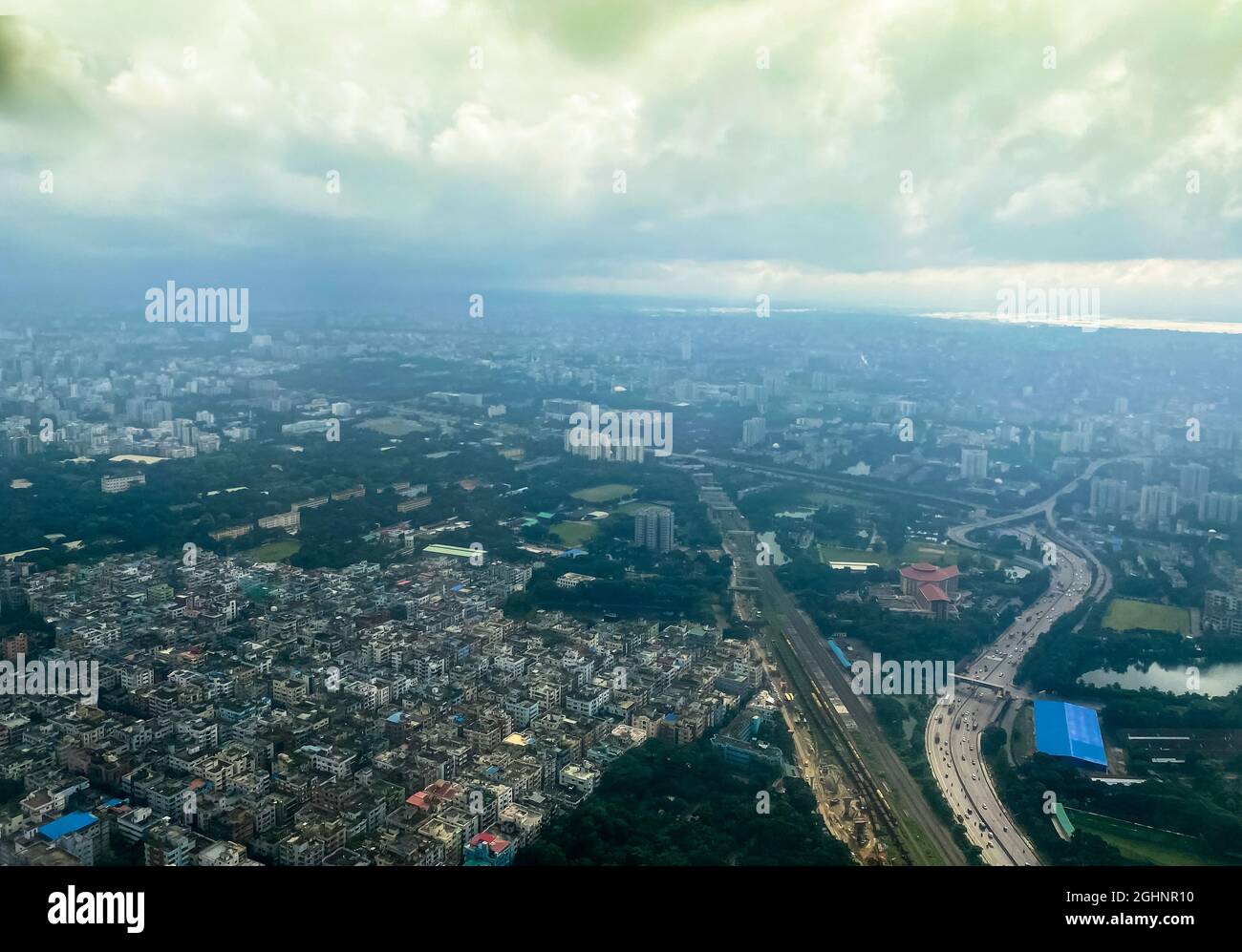 Dhaka Stadt von oben, in der Nähe von Wolken. Stockfoto