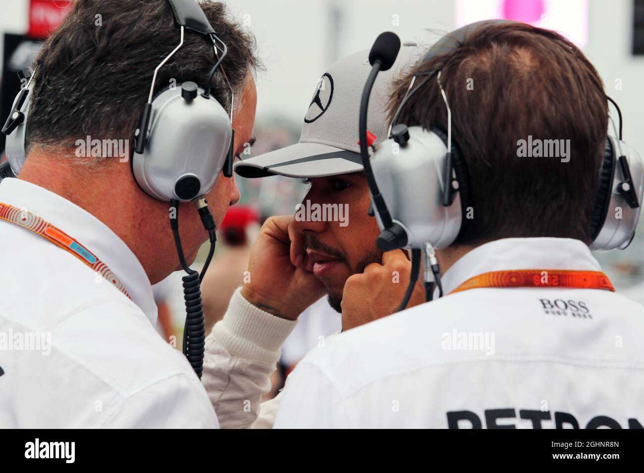 Lewis Hamilton (GBR) Mercedes AMG F1 mit Ron Meadows (GBR) Mercedes GP Team Manager (links) am Start. 09.10.2016. Formel 1 Weltmeisterschaft, Rd 17, Großer Preis Von Japan, Suzuka, Japan, Wettkampftag. Bildnachweis sollte lauten: XPB/Press Association Images. Stockfoto