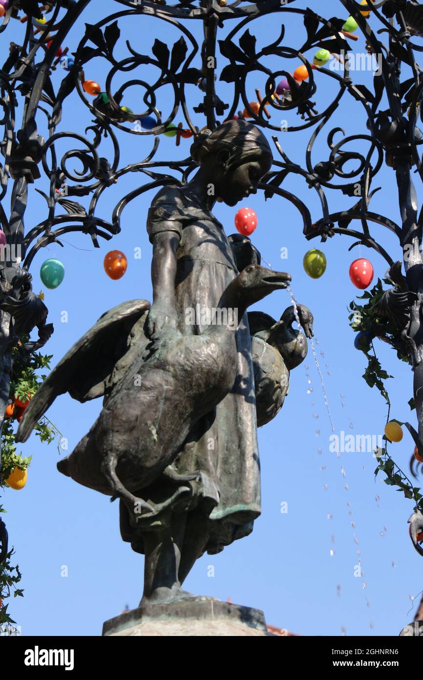 GÖTTINGEN, DEUTSCHLAND - 20. März 2015: Eine vertikale Aufnahme des Gänsegeiderbrunnens auf dem Göttinger Platz in Deutschland Stockfoto