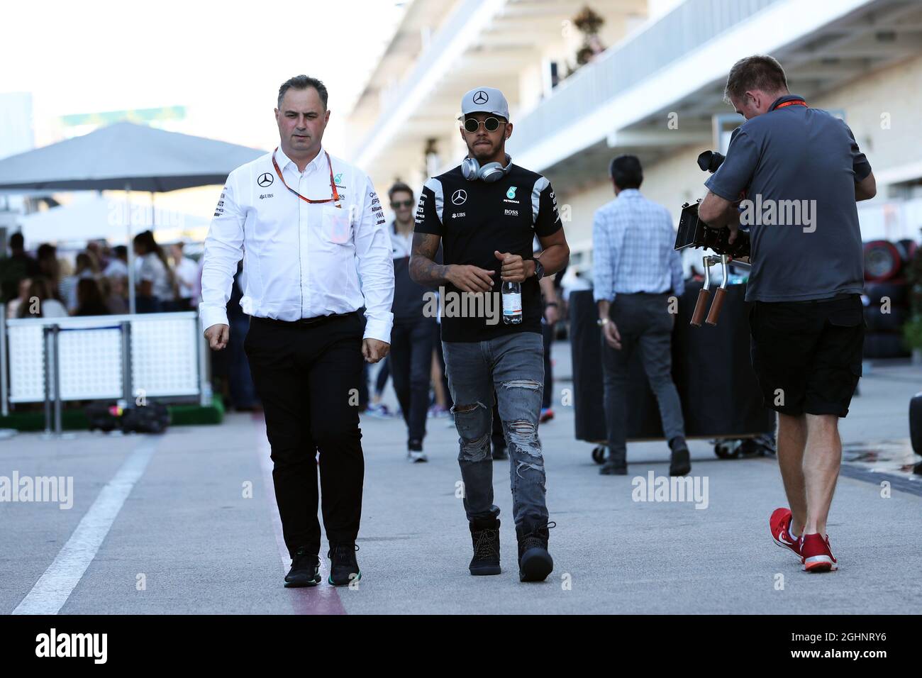 (L bis R): Ron Meadows (GBR) Mercedes GP Team Manager mit Lewis Hamilton (GBR) Mercedes AMG F1. 21.10.2016. Formel-1-Weltmeisterschaft, Rd 18, großer Preis der Vereinigten Staaten, Austin, Texas, USA, Trainingstag. Bildnachweis sollte lauten: XPB/Press Association Images. Stockfoto