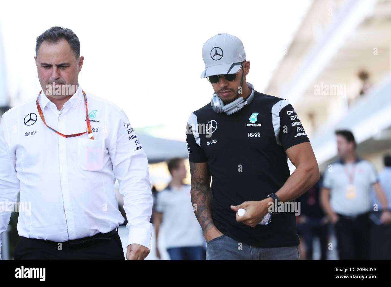 (L bis R): Ron Meadows (GBR) Mercedes GP Team Manager mit Lewis Hamilton (GBR) Mercedes AMG F1. 21.10.2016. Formel-1-Weltmeisterschaft, Rd 18, großer Preis der Vereinigten Staaten, Austin, Texas, USA, Trainingstag. Bildnachweis sollte lauten: XPB/Press Association Images. Stockfoto
